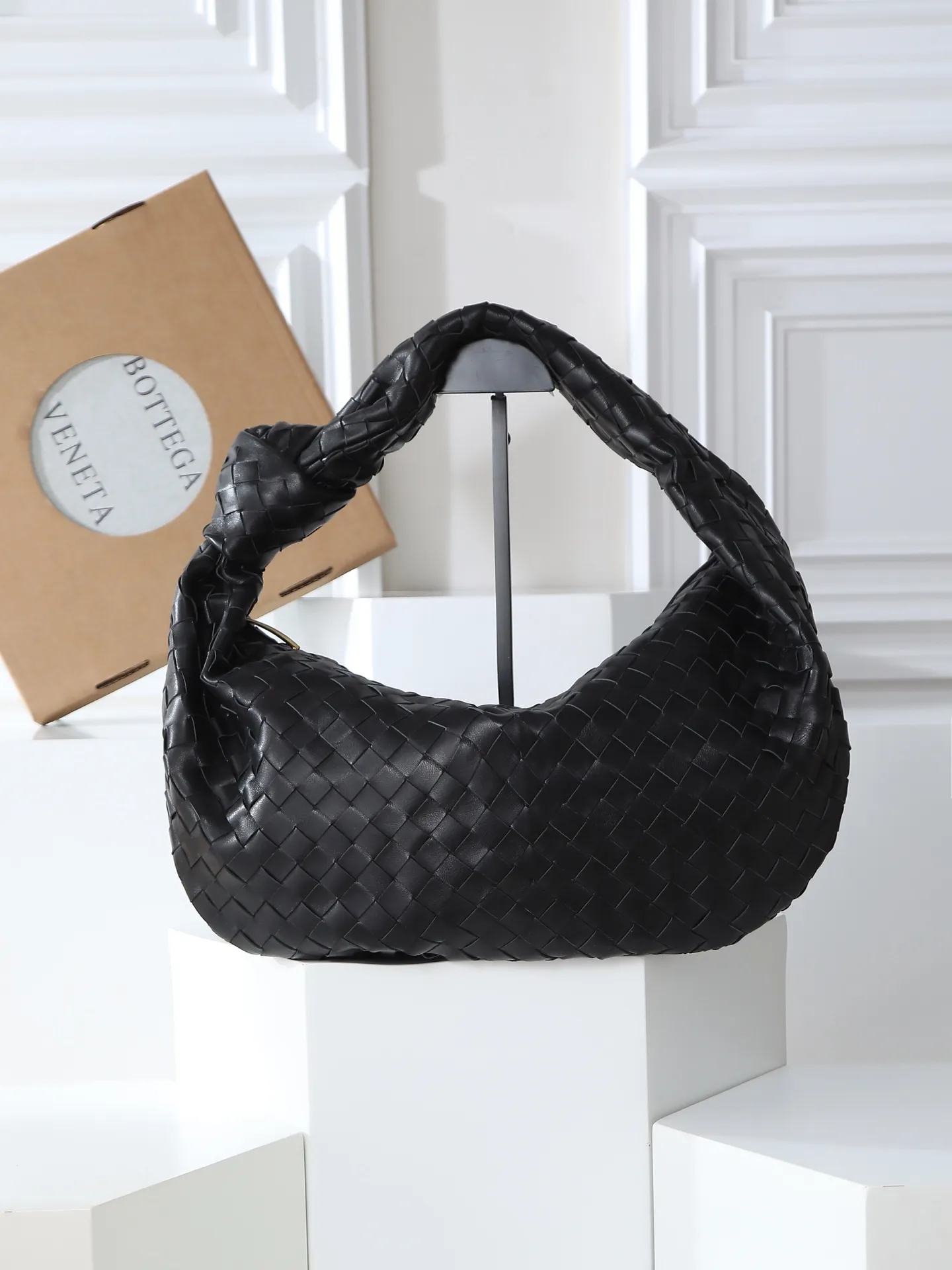 12800. 🥇 𝗝𝗢𝗗𝗜𝗘# Street style’s new favorite fashionable large size 𝙟𝙤𝙙𝙞𝙚 It’s coming, it’s coming, it’s really coming! I always felt that knitting was old-fashioned, until I met it - 𝙟𝙤𝙙𝙞𝙚, I realized that the original classic knitting elements and the new knot element design can be so fashionable! I have to admire your design talent! Large capacity to meet daily needs! Fashionable and versatile, it’s perfect for concave shapes, take it out to hit the streets! Size: 48*40*16cm Style No. #600261